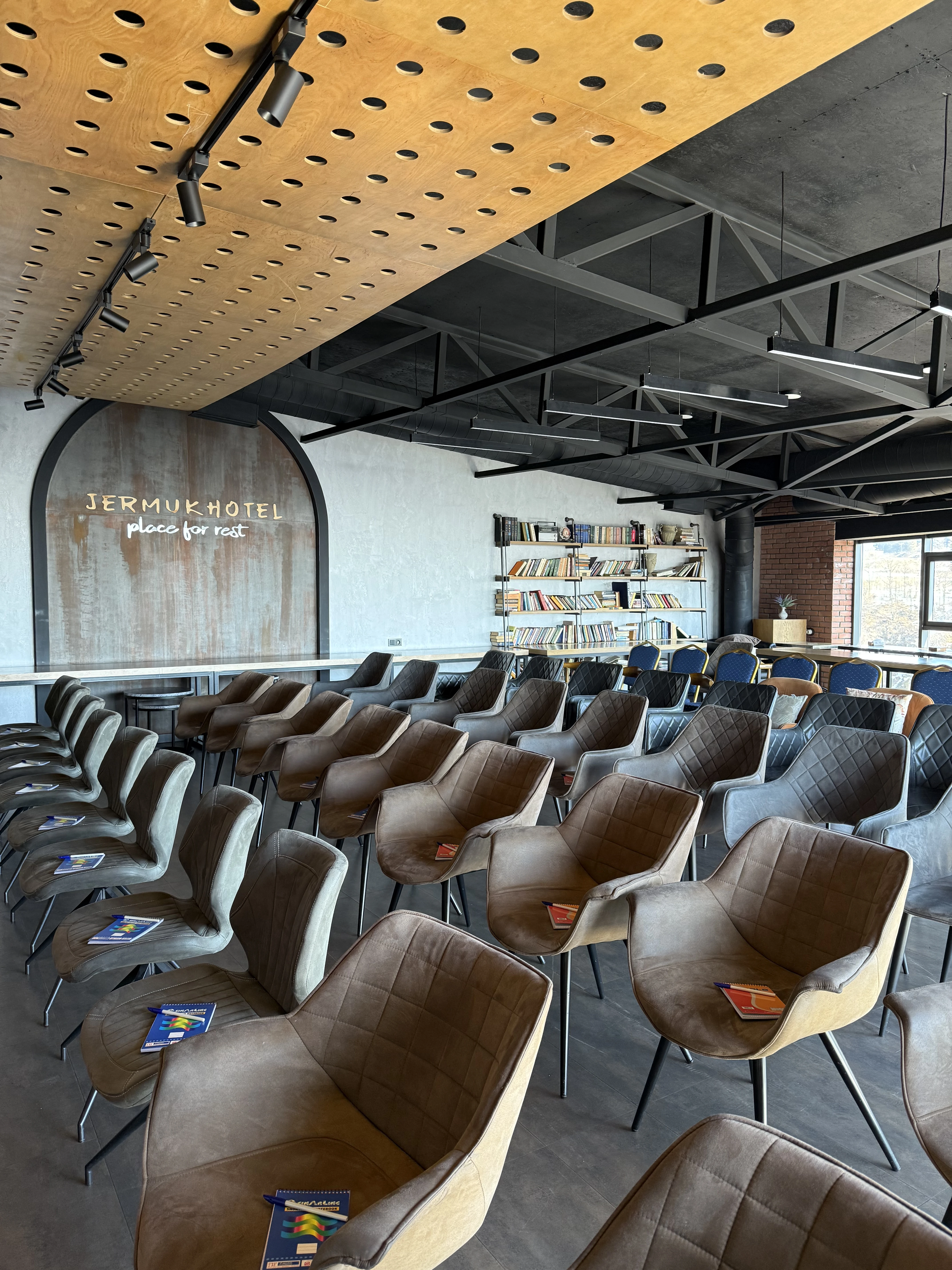 Կոնֆերանս սրահ